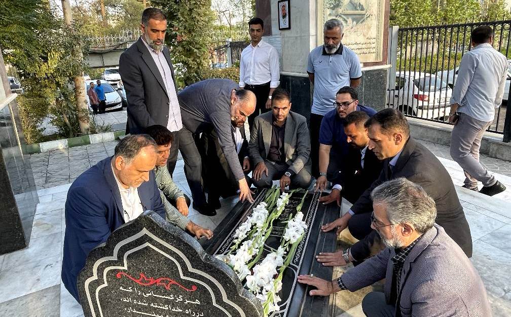 ادای احترام مدیران ارشد باشگاه سایپا به شهدای گمنام همزمان با هفته دفاع مقدس و هفته نیروی انتظامی